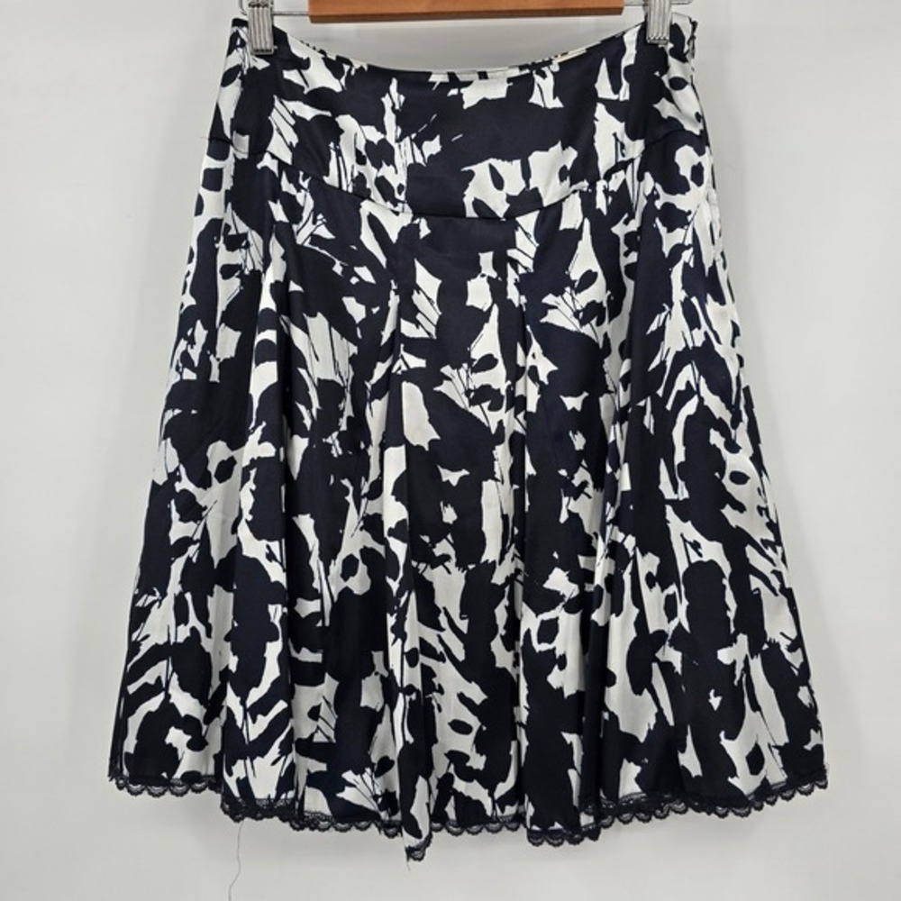 Apostrophe Black White Floral‎ Skirt Women's Size 4 Lace Hem Polyester